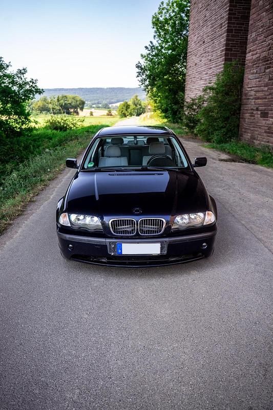 Blau Gebraucht 1998 BMW 323 Limousine | 2.800 € (Fairer Preis) - Bild 1/4