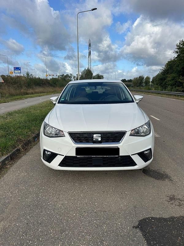 Weiß Gebraucht 2018 Seat Ibiza Kleinwagen | 7.500 € (Etwas zu teuer) - Bild 1/4