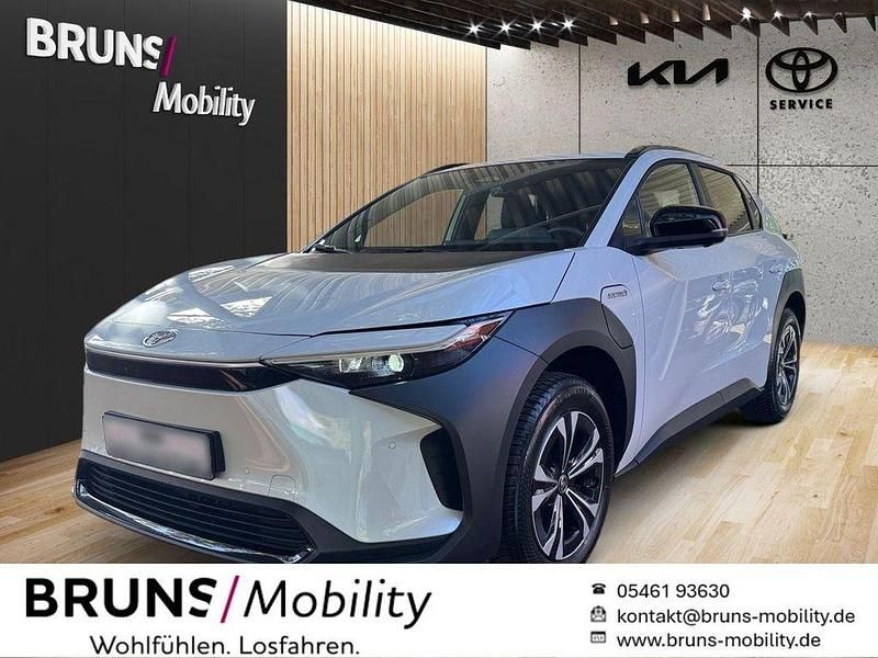 Platinumweiß Gebraucht 2023 Toyota bZ4X SUV | 27.990 € (Superpreis) - Bild 1/4