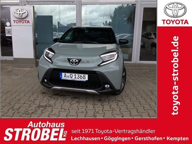 Urban khaki, dach mysticschwar Gebraucht 2024 Toyota Aygo X-plore Kleinwagen | 19.880 € (Fairer Preis) - Bild 1/4