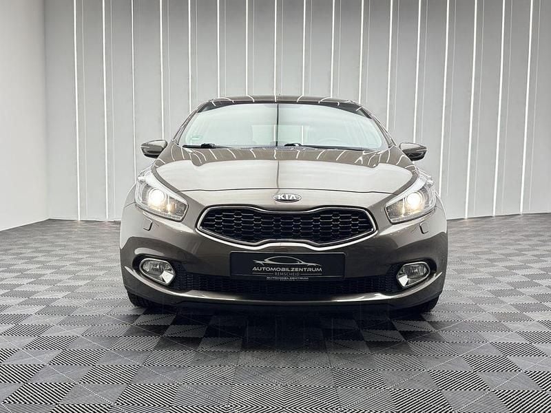 Gebraucht Kia Ceed Spirit 135 PS (99 kW) 2015 Kleinwagen