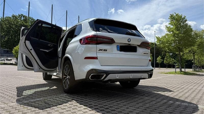 Weiß Gebraucht 2022 BMW X5 Comfort Edition SUV | 57.300 € (Superpreis) - Bild 1/4