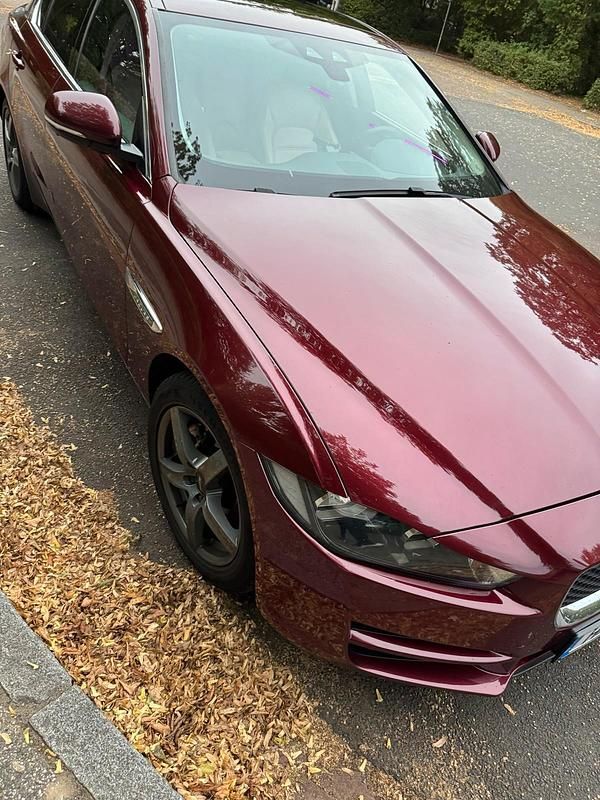 Gebraucht Jaguar XE Pure 179 PS (131 kW) 2015 Rot Limousine