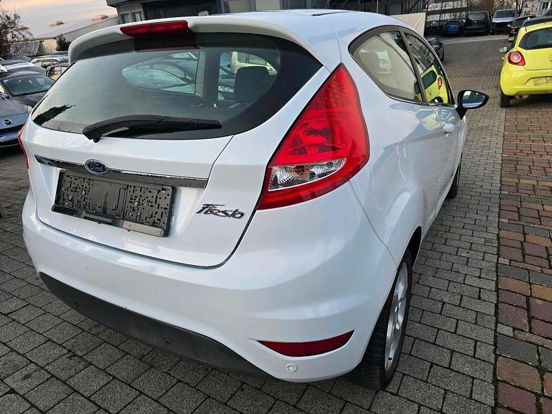 Gebraucht Ford Fiesta Trend 82 PS (60 kW) 2010 Blau Kleinwagen