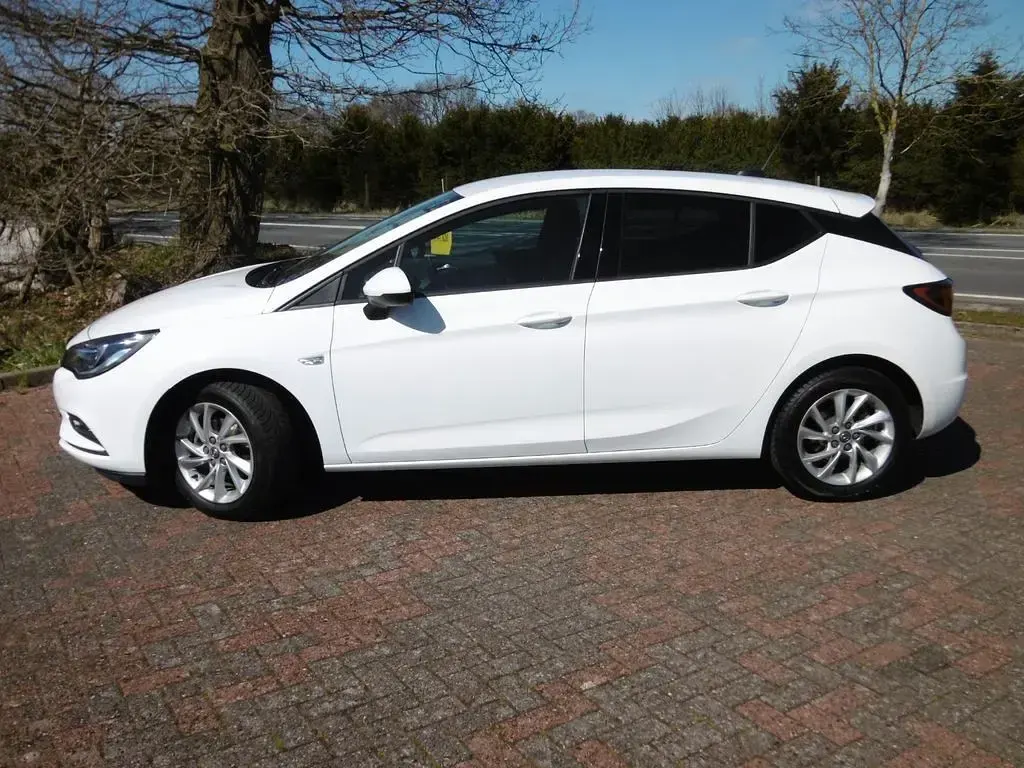 Gebraucht Opel Astra Active 105 PS (77 kW) 2018 Weiß Limousine