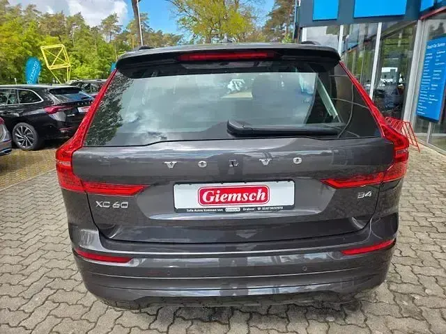 Używany Volvo XC60 Core 197 KM (144 kW) 2024 Szary SUV