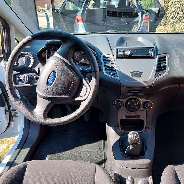 Gebraucht Ford Fiesta Ambiente 60 PS (44 kW) 2015 Weiß Kleinwagen