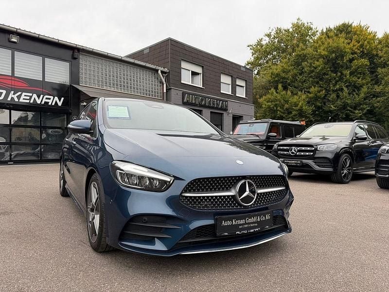 Denimblau (metallic) Gebraucht 2023 Mercedes B220 AMG Van / Kleinbus | 33.980 € (Guter Preis) - Bild 1/4
