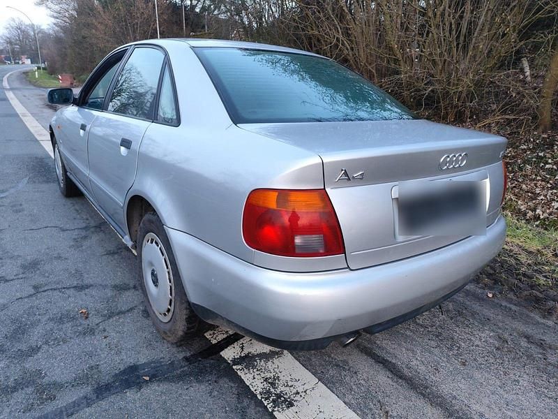 Usata Audi A4 101 CV (74 kW) 1995 Argento Berlina