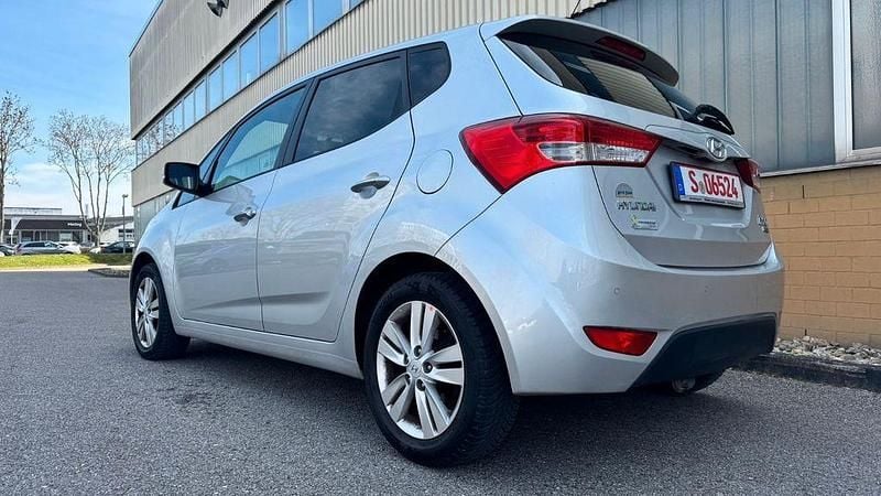 Gebraucht Hyundai ix20 116 PS (85 kW) 2016 Silber Kleinwagen