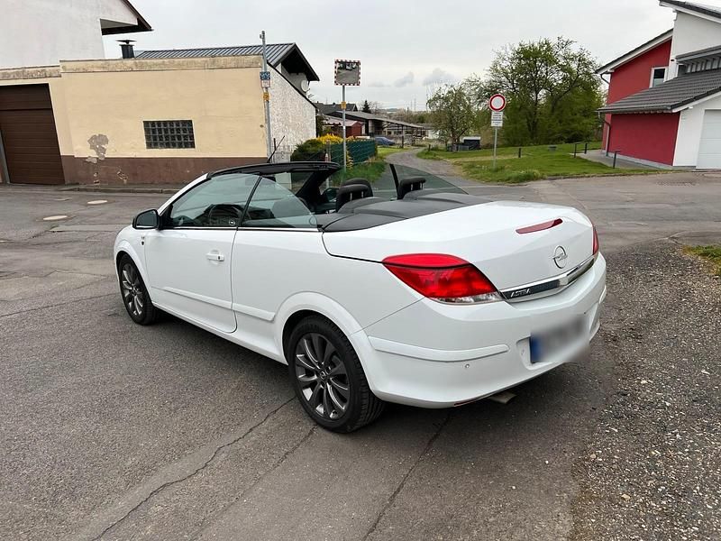 Gebraucht Opel Astra Cabriolet Edition 140 PS (102 kW) 2010 Weiß Cabrio