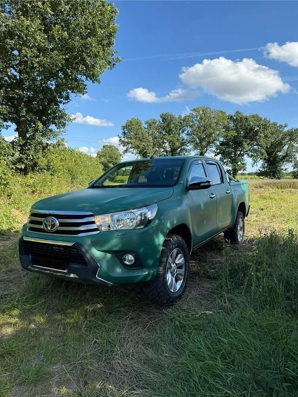 Grün Gebraucht 2017 Toyota HiLux Abholung | 19.800 € - Bild 1/4