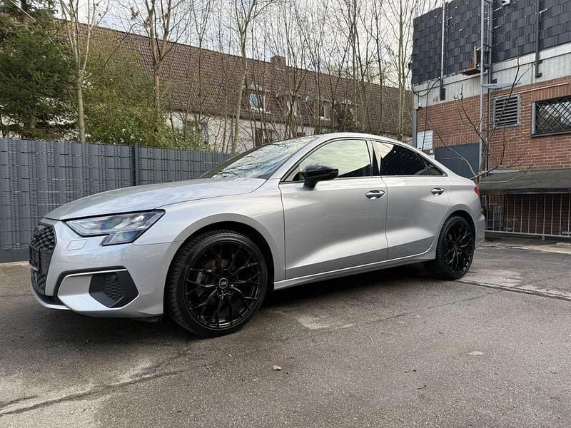 Silber Gebraucht 2022 Audi A3 Ambiente Limousine | 22.400 € (Guter Preis) - Bild 1/4