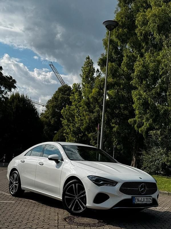 Weiß Gebraucht 2024 Mercedes CLA200 Coupé | 29.999 € (Superpreis) - Bild 1/4