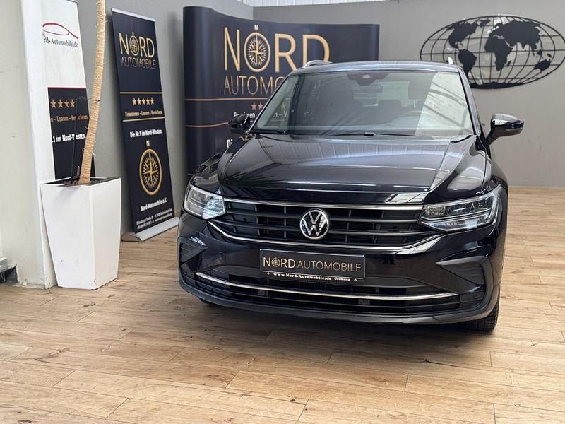 Deep black perleffek (metallic) Gebraucht 2021 VW Tiguan United SUV | 24.699 € (Fairer Preis) - Bild 1/3