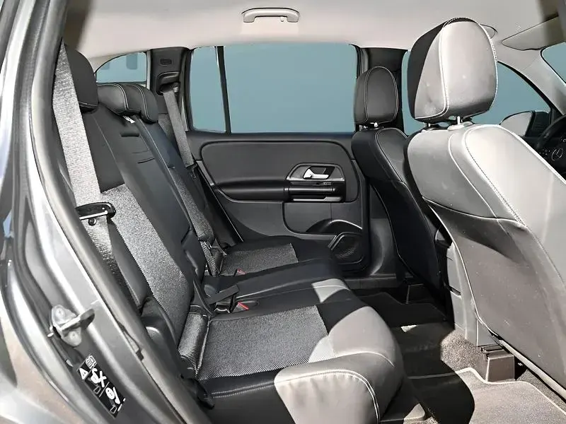 Gebraucht Mercedes GLB200 150 PS (110 kW) 2023 Grau SUV