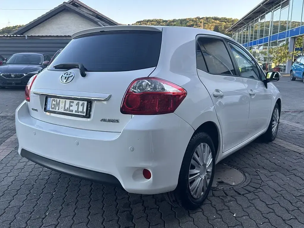 Gebraucht Toyota Auris 132 PS (97 kW) 2011 Weiß Kleinwagen