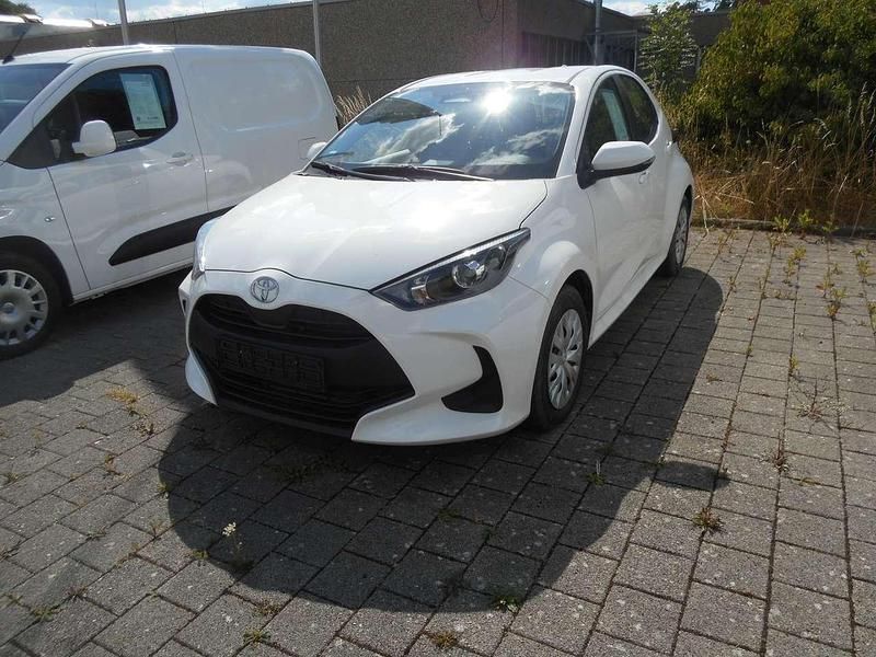Super (pure) white ii Gebraucht 2025 Toyota Yaris Hybrid Business Edition Limousine | 22.980 € (Fairer Preis) - Bild 1/4