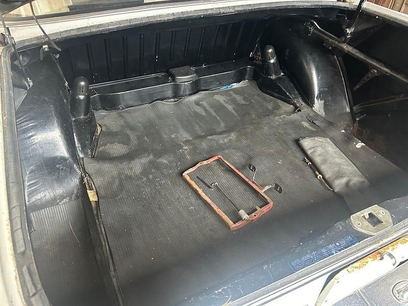 Weiß Gebraucht 1965 Mercedes 230 Limousine | 18.000 € - Bild 1/4