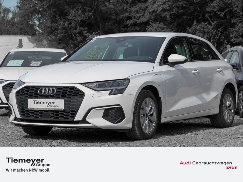 Ibisweiß Gebraucht 2023 Audi A3 Sportback e-tron Design Limousine | 24.640 € (Guter Preis) - Bild 1/4