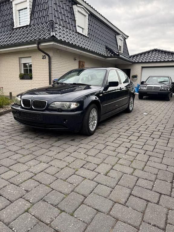 Blau Gebraucht 2004 BMW 318 Limousine | 2.400 € (Superpreis) - Bild 1/4