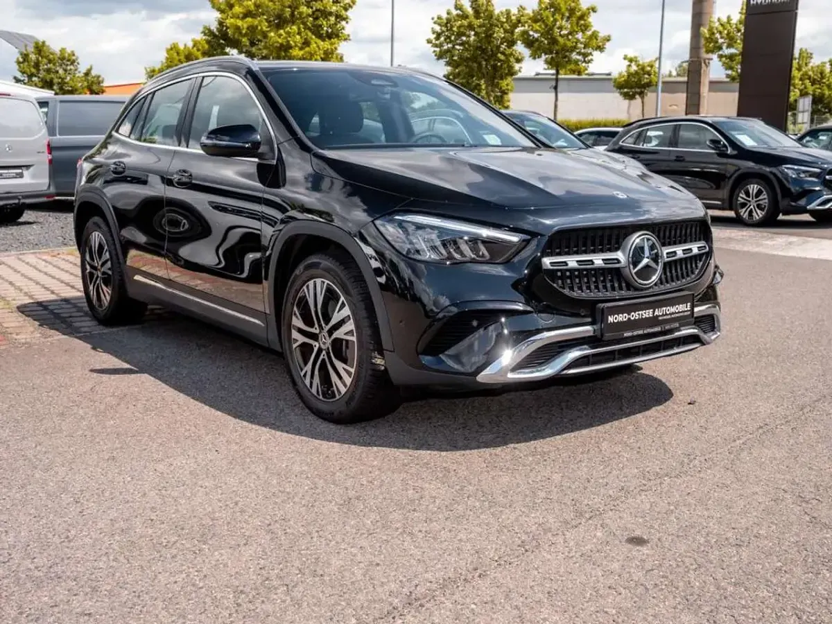 Gebraucht Mercedes GLA200 Progressive 150 PS (110 kW) 2025 Kosmosschwarz metallic SUV