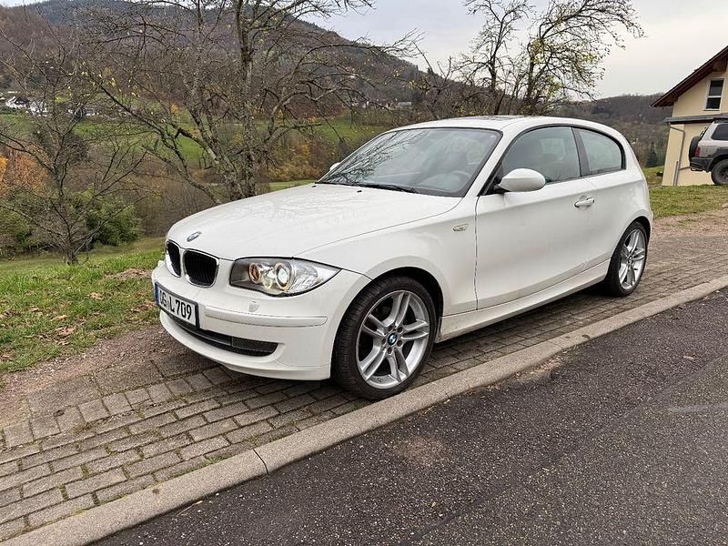 Weiß Gebraucht 2008 BMW 118 Performance Kleinwagen | 5.999 € (Fairer Preis) - Bild 1/4