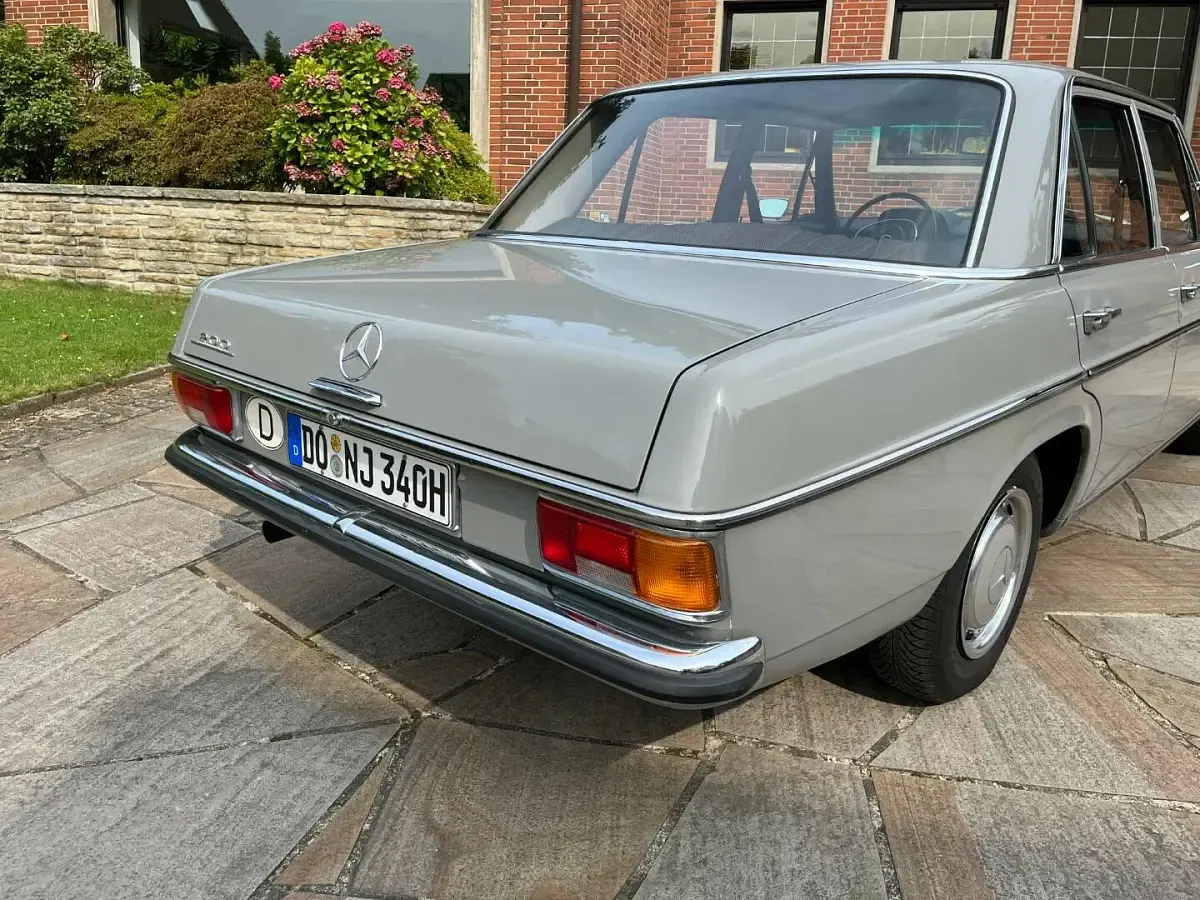 Gebraucht Mercedes 200 95 PS (69 kW) 1972 Grau Limousine