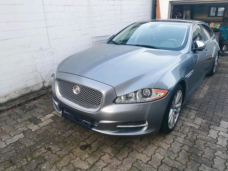 Grau Gebraucht 2012 Jaguar XJL Portfolio Limousine | 12.500 € - Bild 1/4