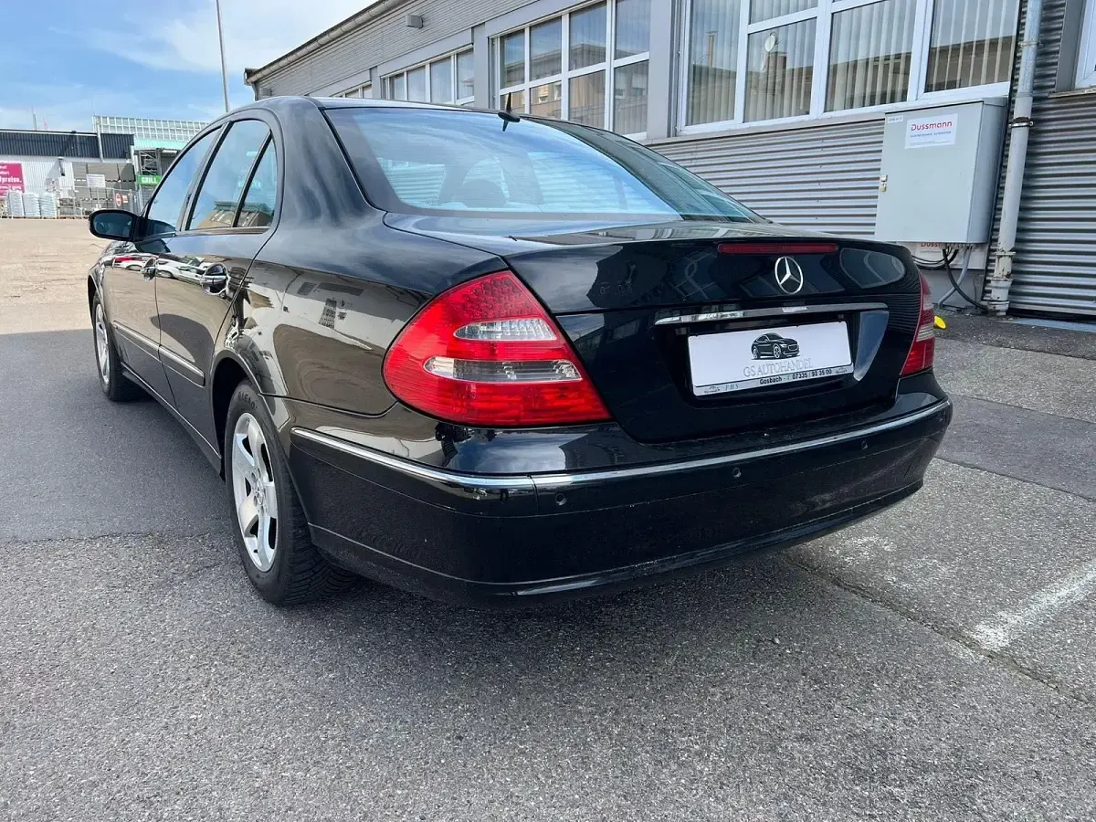Używany Mercedes E220 Avantgarde 150 KM (110 kW) 2004 Czarny Sedan/Limuzyna
