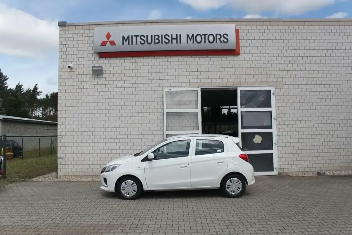Gebraucht Mitsubishi Space Star Basis 71 PS (52 kW) 2024 Islandweiß Kleinwagen