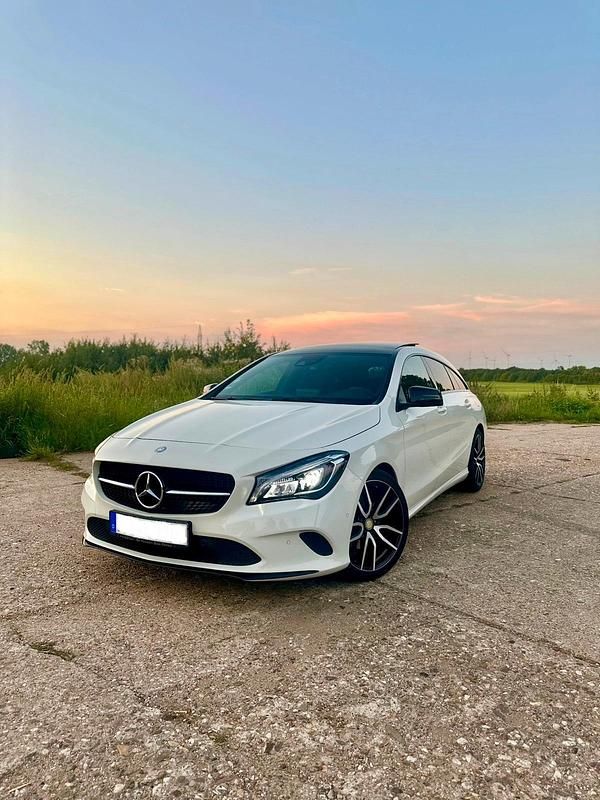 Weiß Gebraucht 2016 Mercedes CLA220 Limousine | 18.400 € (Fairer Preis) - Bild 1/4