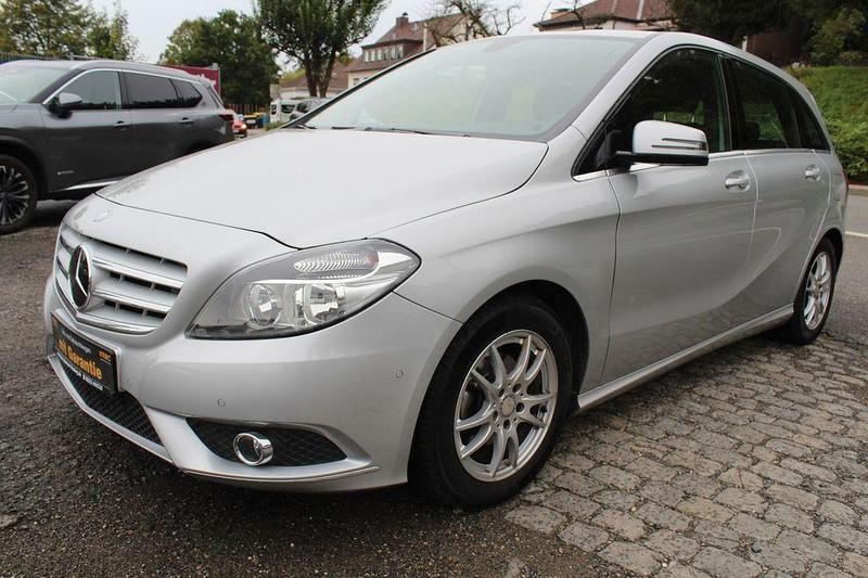 Silber Gebraucht 2012 Mercedes B180 Van / Kleinbus | 10.999 € (Fairer Preis) - Bild 1/4
