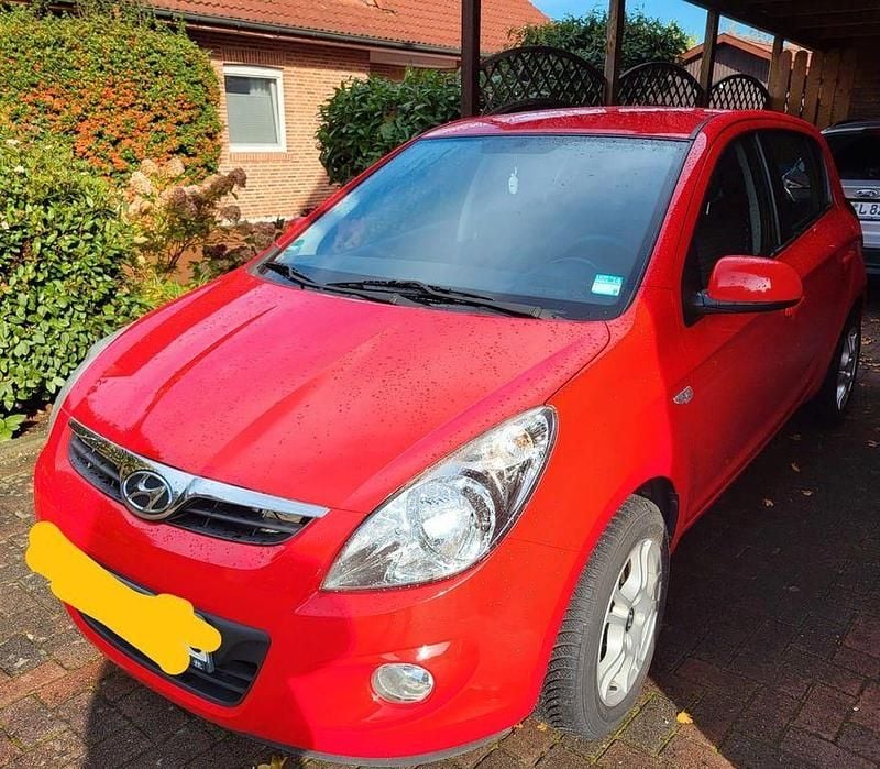 Gebraucht Hyundai i20 77 PS (56 kW) 2011 Rot Kleinwagen