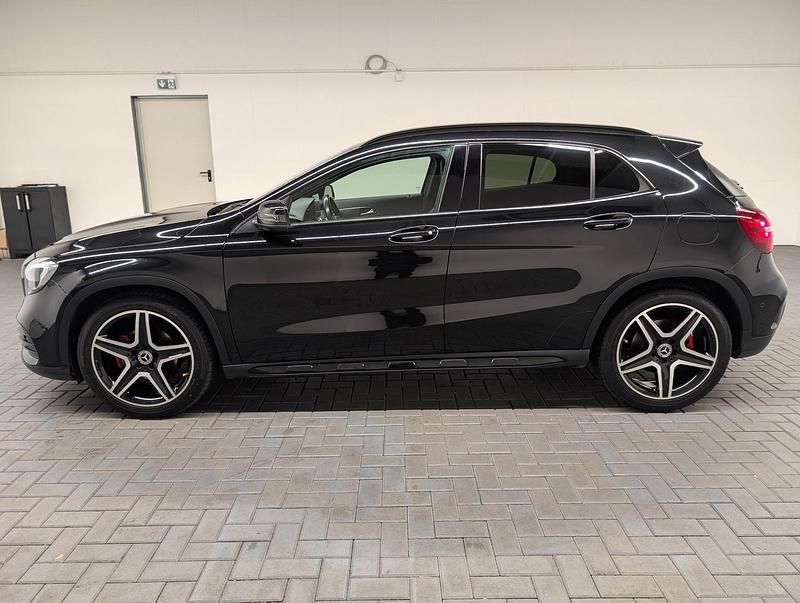 Metallic Gebraucht 2019 Mercedes GLA180 AMG line SUV | 21.570 € (Fairer Preis) - Bild 1/1