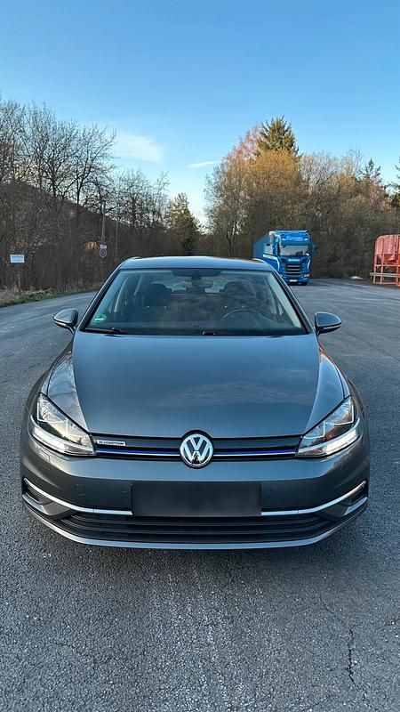 Gebraucht VW Golf VII 131 PS (96 kW) 2019 Grau Kleinwagen