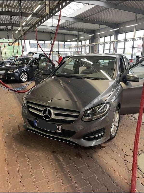 Gebraucht 2016 Mercedes B180 Style Van / Kleinbus | 16.500 € (Teuer) - Bild 1/2