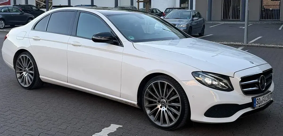 Gebraucht Mercedes E220 Night 194 PS (142 kW) 2019 Weiß Limousine