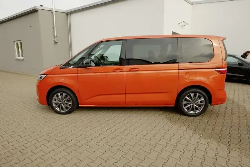 Käytetty VW Multivan Energetic 160 HP (117 kW) 2022 Oranssi Tila-auto