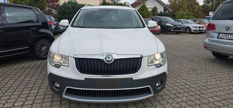 Weiß Gebraucht 2013 Skoda Superb Elegance Kombi | 7.900 € (Guter Preis) - Bild 1/4