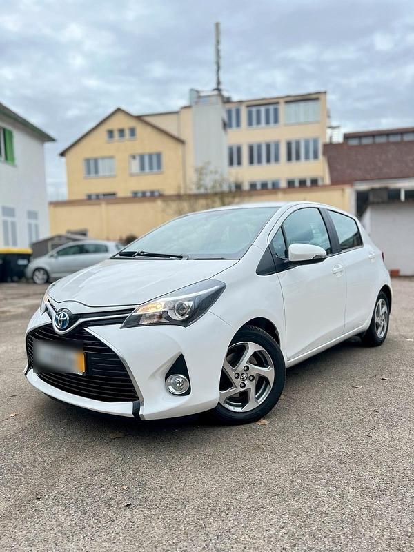 Gebraucht Toyota Yaris Hybrid 100 PS (73 kW) 2015 Weiß Kleinwagen
