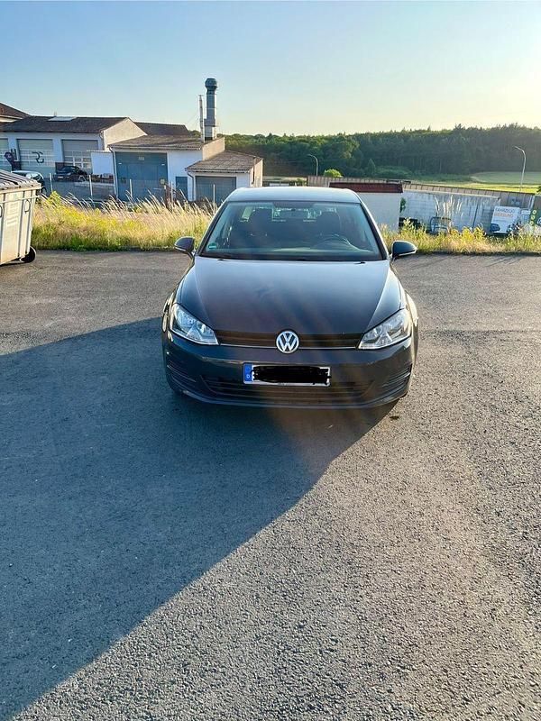 Grau Gebraucht 2016 VW Golf VII Trendline Limousine | 8.000 € (Superpreis) - Bild 1/4