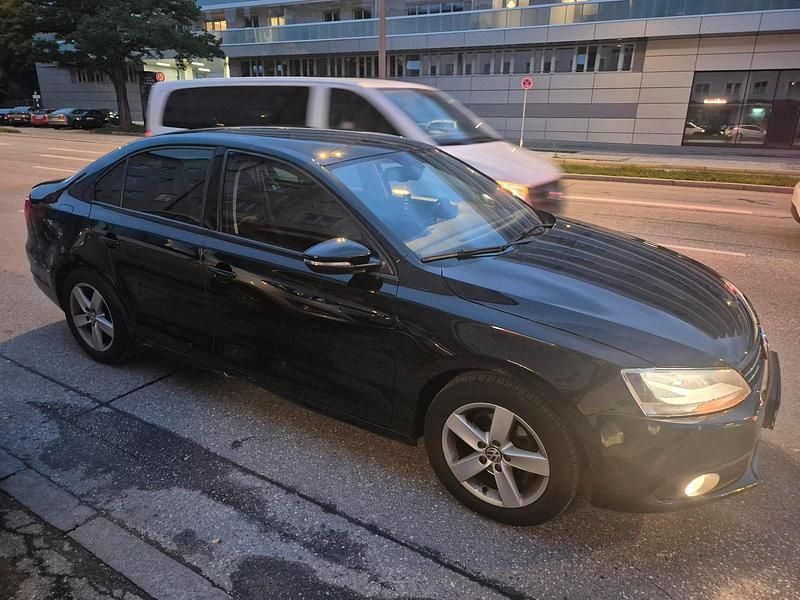 Gebraucht VW Jetta 115 PS (84 kW) 2011 Schwarz Limousine