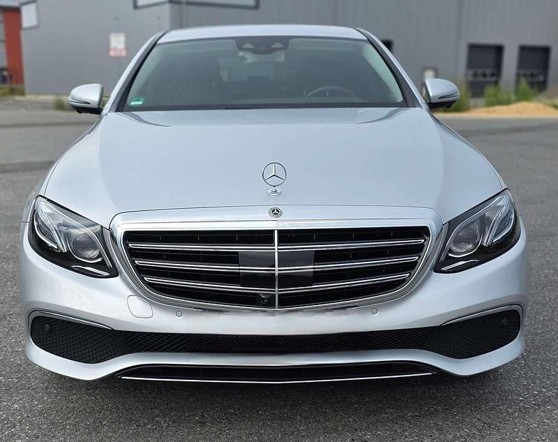 Silber Gebraucht 2018 Mercedes E220 Exclusive Limousine | 31.500 € (Teuer) - Bild 1/4