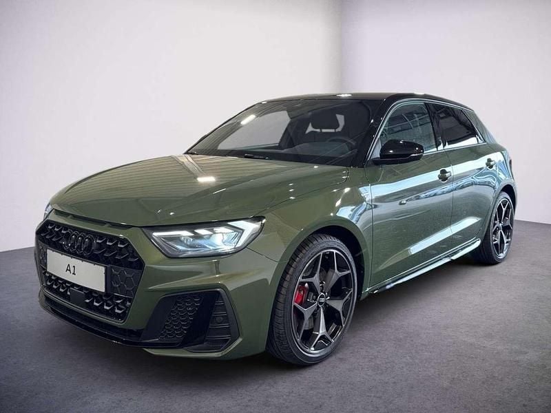 Neu Audi A1 S-Line 207 PS (152 kW) 2025 Distriktgrün metallic Kleinwagen
