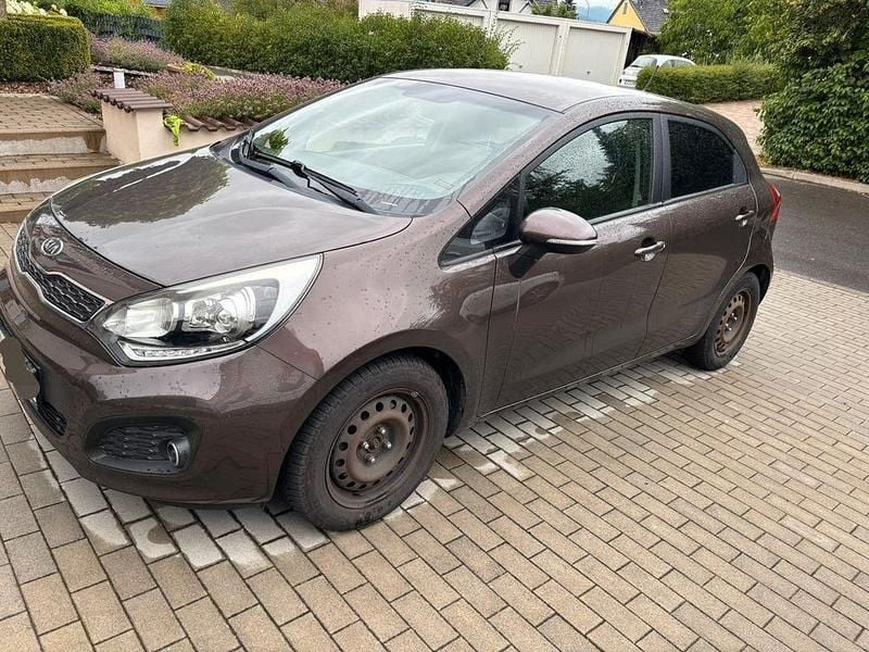 Braun Gebraucht 2012 Kia Rio Spirit Limousine | 3.999 € (Guter Preis) - Bild 1/4