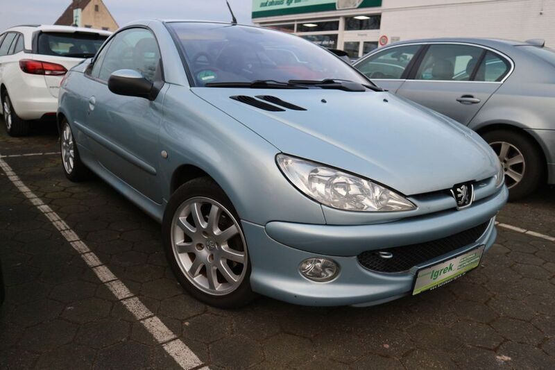 Farbe islandgrau/metalliclack Gebraucht 2004 Peugeot 206 CC Tendance Cabrio | 990 € - Bild 1/4