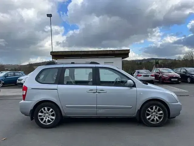 Gebraucht Kia Carnival EX 234 PS (172 kW) 2009 Silber Van / Kleinbus
