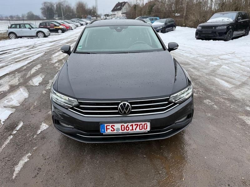 Grau Gebraucht 2021 VW Passat Business Kombi | 13.950 € (Teuer) - Bild 1/4