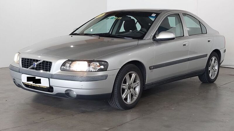 Silber Gebraucht 2002 Volvo S60 Comfort Limousine | 4.900 € (Teuer) - Bild 1/4